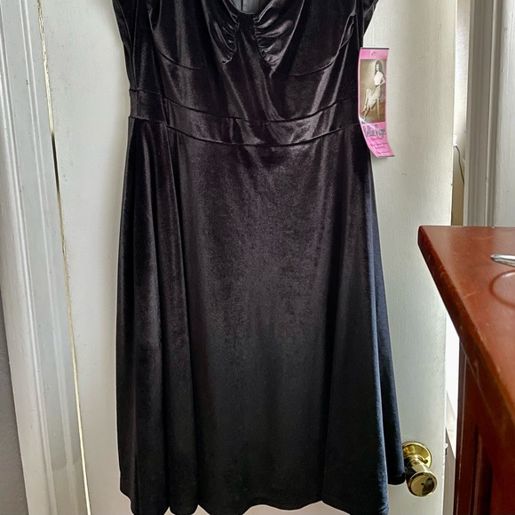 Bettie Page Black Bettie on holiday dress - Picture 4 of 7